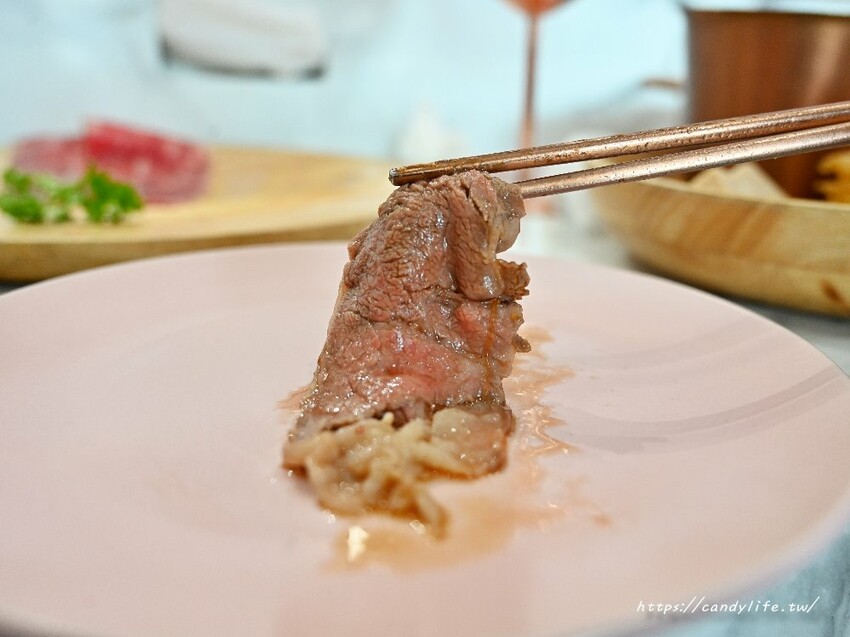 咾鍋|台中深夜火鍋推薦,營業至凌晨兩點,夢幻粉紅色裝潢,超浮誇化妝品甜點,還有免費美金拿~