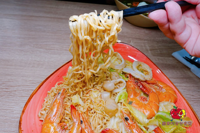 [雲泰美食] 新竹 - 楊家米干 用料實在又開胃的泰式海鮮酸辣米干 微辣又脆口的蝦醬炒食蔬 結合酥脆與細嫩口感的泰式椒麻雞