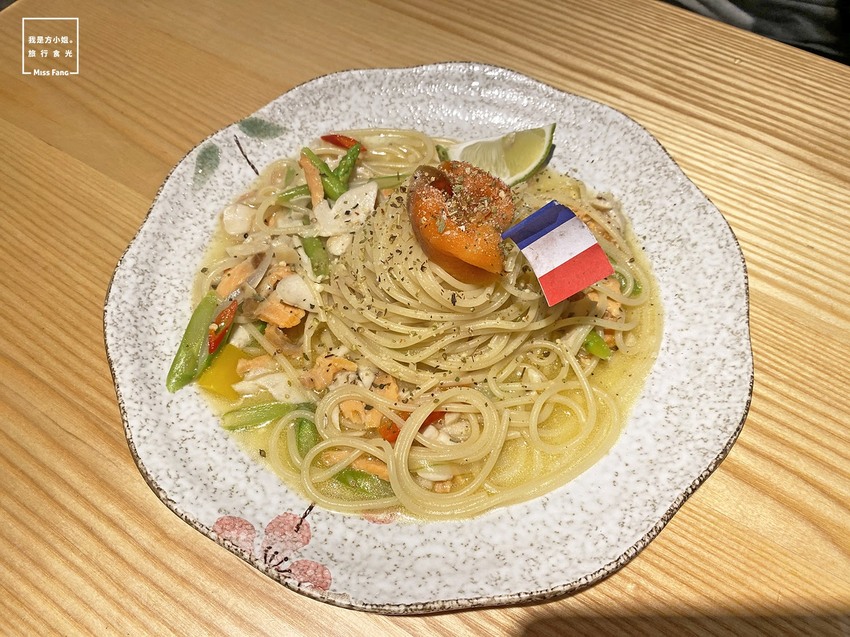 斗六餐廳｜Daily Life. 煩惱什麼餐酒館。網路炸紅的浮誇爆炸蛤蜊麵【搬新家囉】義大利麵/燉飯/披薩/鮮釀啤酒