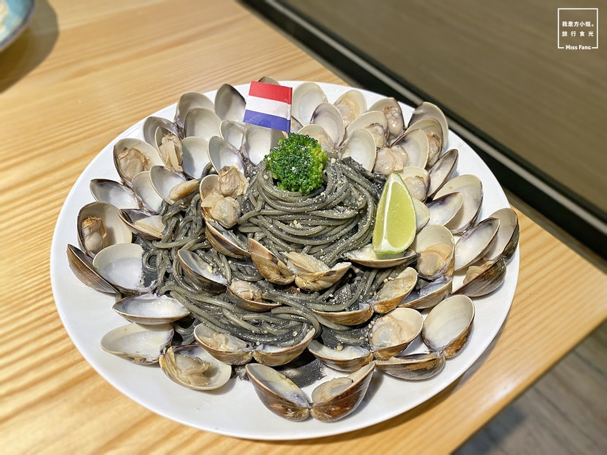 斗六餐廳｜Daily Life. 煩惱什麼餐酒館。網路炸紅的浮誇爆炸蛤蜊麵【搬新家囉】義大利麵/燉飯/披薩/鮮釀啤酒