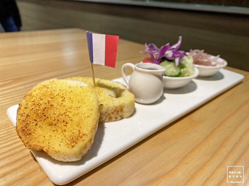 斗六餐廳｜Daily Life. 煩惱什麼餐酒館。網路炸紅的浮誇爆炸蛤蜊麵【搬新家囉】義大利麵/燉飯/披薩/鮮釀啤酒