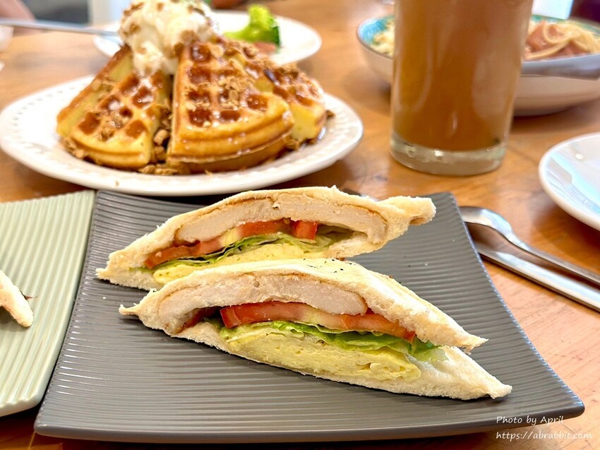 台中后里寵物友善餐廳推薦！春坂早午餐店貓陪吃幸福滿分。