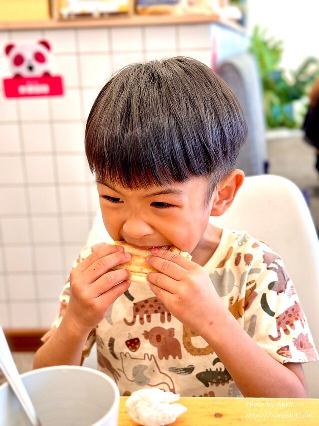 台中后里寵物友善餐廳推薦！春坂早午餐店貓陪吃幸福滿分。
