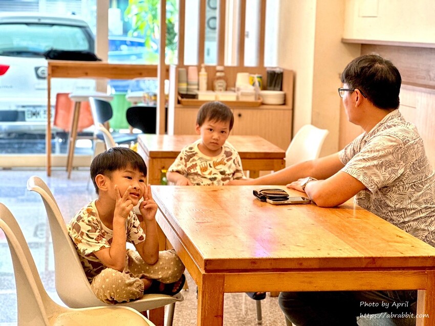 台中后里寵物友善餐廳推薦！春坂早午餐店貓陪吃幸福滿分。