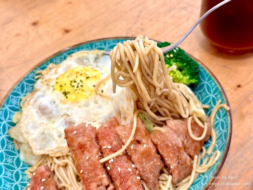 台中后里寵物友善餐廳推薦！春坂早午餐店貓陪吃幸福滿分。