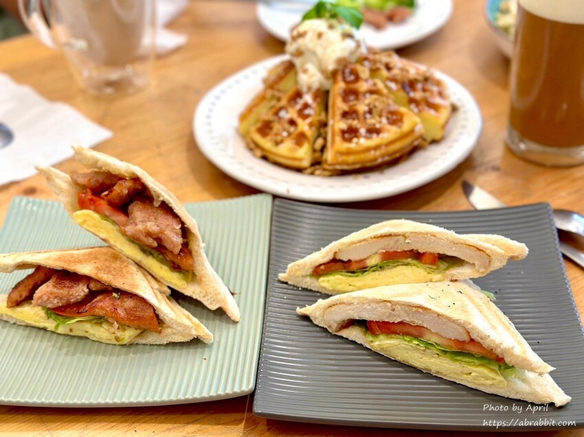 台中后里寵物友善餐廳推薦！春坂早午餐店貓陪吃幸福滿分。