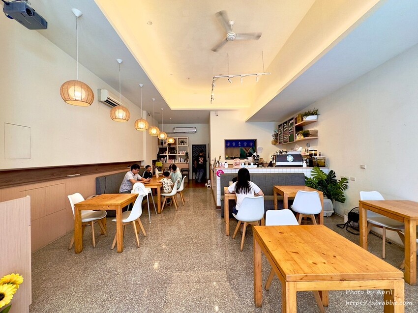 台中后里寵物友善餐廳推薦！春坂早午餐店貓陪吃幸福滿分。