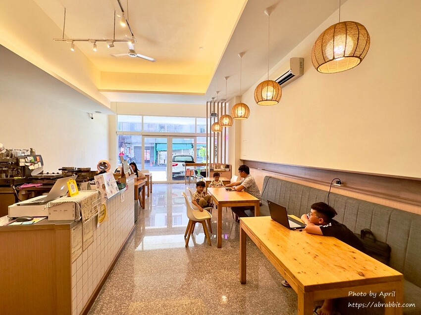 台中后里寵物友善餐廳推薦！春坂早午餐店貓陪吃幸福滿分。