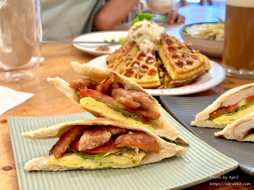 台中后里寵物友善餐廳推薦！春坂早午餐店貓陪吃幸福滿分。