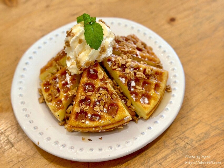 台中后里寵物友善餐廳推薦！春坂早午餐店貓陪吃幸福滿分。