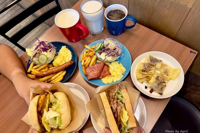 台中后里寵物友善餐廳推薦！春坂早午餐店貓陪吃幸福滿分。