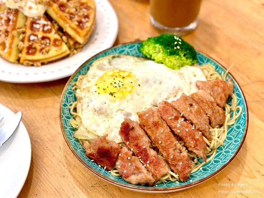 台中后里寵物友善餐廳推薦！春坂早午餐店貓陪吃幸福滿分。