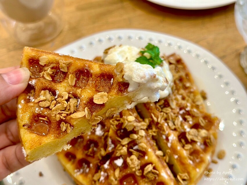 台中后里寵物友善餐廳推薦！春坂早午餐店貓陪吃幸福滿分。