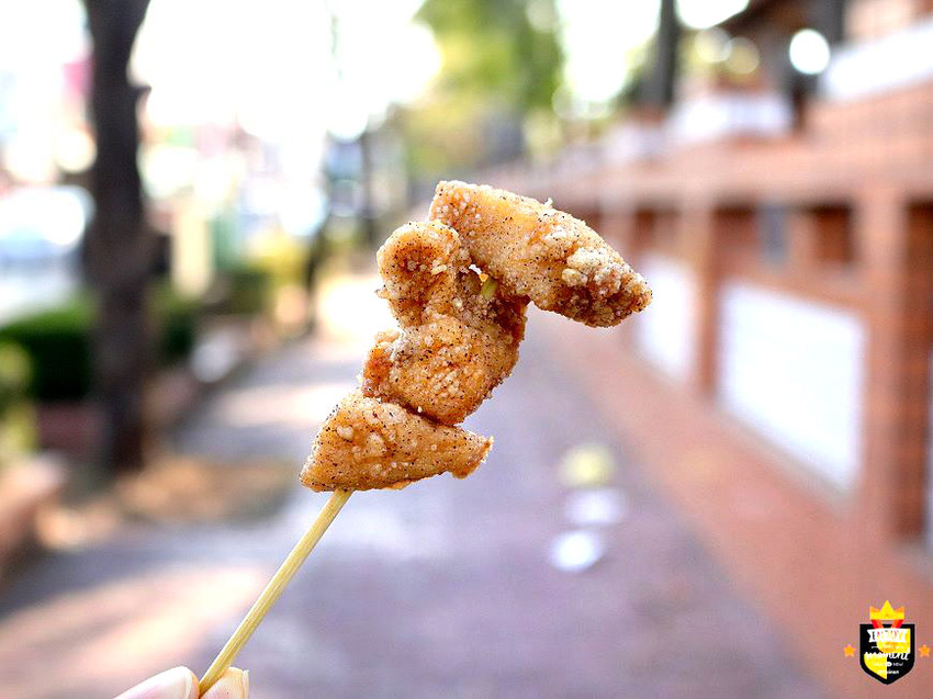 台南炸物攤／無招牌只賣4樣飄香20多年／每日限量只賣3小時／晚來連屑屑都吃不到／一擺攤就大排長龍／在地人下午茶就愛這一味