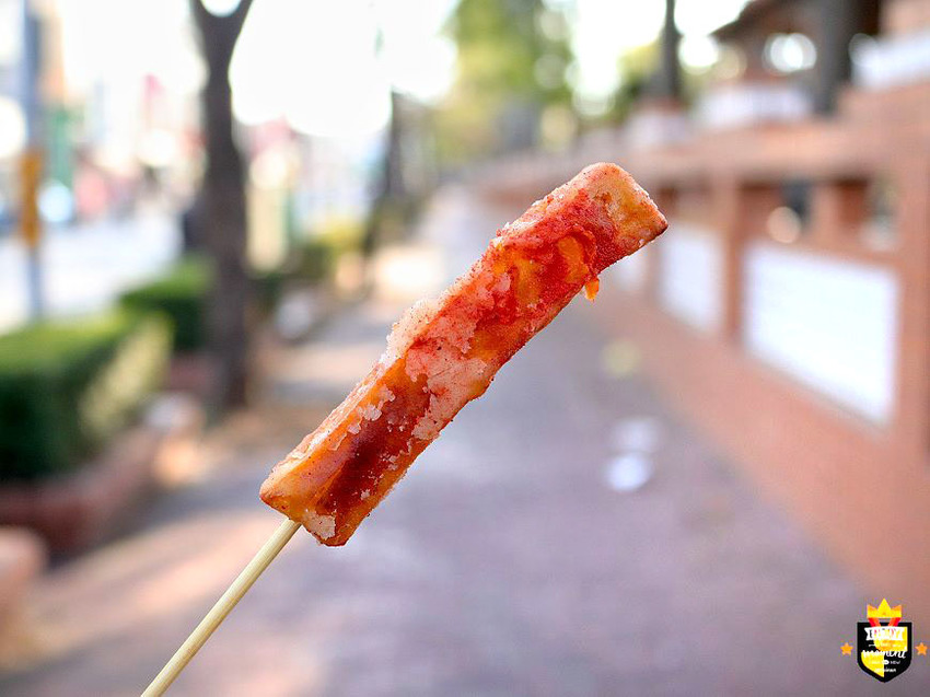 台南炸物攤／無招牌只賣4樣飄香20多年／每日限量只賣3小時／晚來連屑屑都吃不到／一擺攤就大排長龍／在地人下午茶就愛這一味