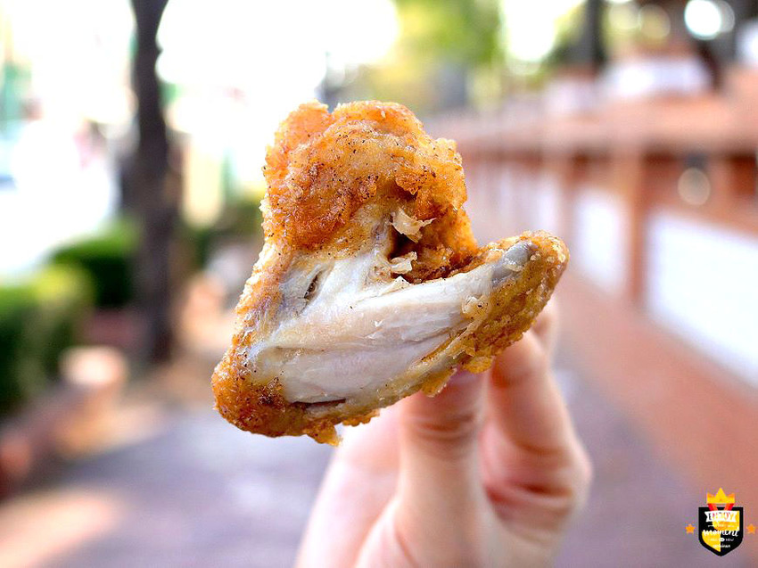 台南炸物攤／無招牌只賣4樣飄香20多年／每日限量只賣3小時／晚來連屑屑都吃不到／一擺攤就大排長龍／在地人下午茶就愛這一味