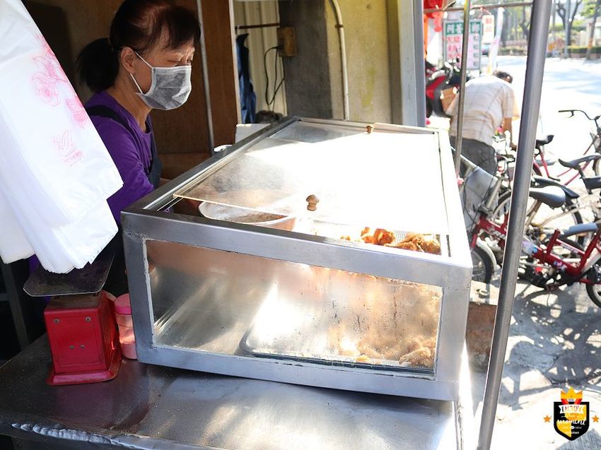台南炸物攤／無招牌只賣4樣飄香20多年／每日限量只賣3小時／晚來連屑屑都吃不到／一擺攤就大排長龍／在地人下午茶就愛這一味