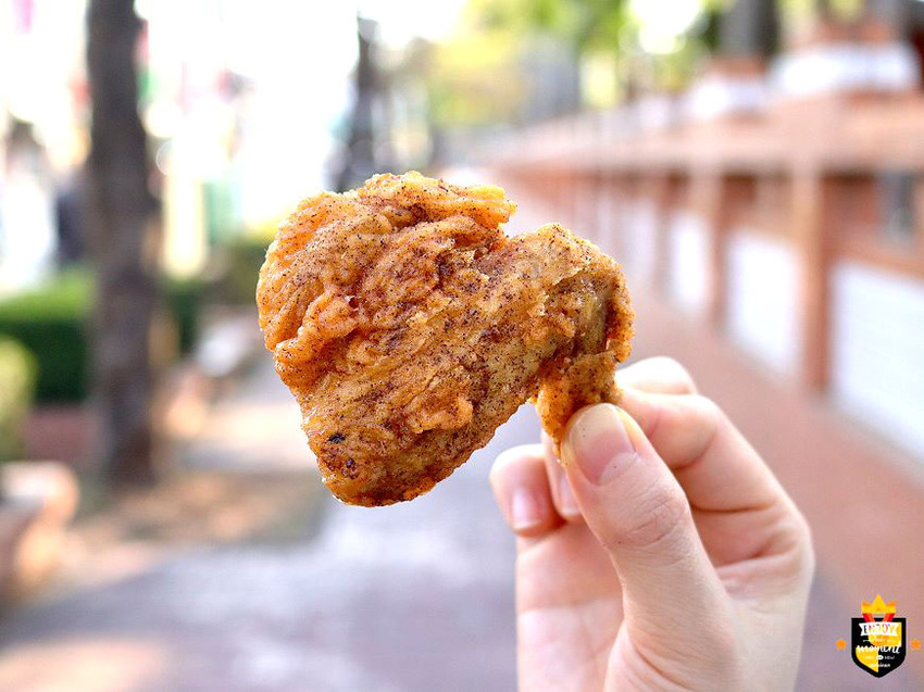 台南炸物攤／無招牌只賣4樣飄香20多年／每日限量只賣3小時／晚來連屑屑都吃不到／一擺攤就大排長龍／在地人下午茶就愛這一味