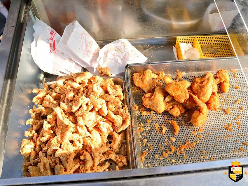 台南炸物攤／無招牌只賣4樣飄香20多年／每日限量只賣3小時／晚來連屑屑都吃不到／一擺攤就大排長龍／在地人下午茶就愛這一味