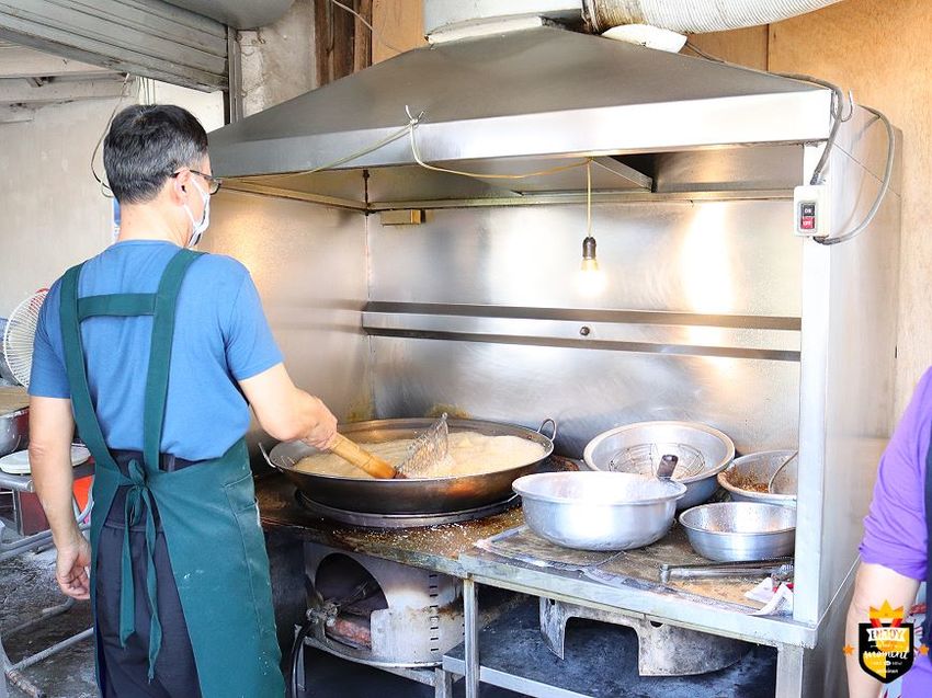 台南炸物攤／無招牌只賣4樣飄香20多年／每日限量只賣3小時／晚來連屑屑都吃不到／一擺攤就大排長龍／在地人下午茶就愛這一味