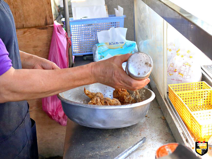 台南炸物攤／無招牌只賣4樣飄香20多年／每日限量只賣3小時／晚來連屑屑都吃不到／一擺攤就大排長龍／在地人下午茶就愛這一味