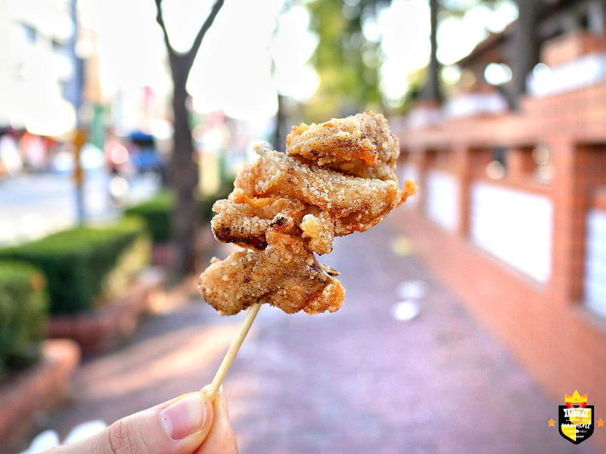 台南炸物攤／無招牌只賣4樣飄香20多年／每日限量只賣3小時／晚來連屑屑都吃不到／一擺攤就大排長龍／在地人下午茶就愛這一味