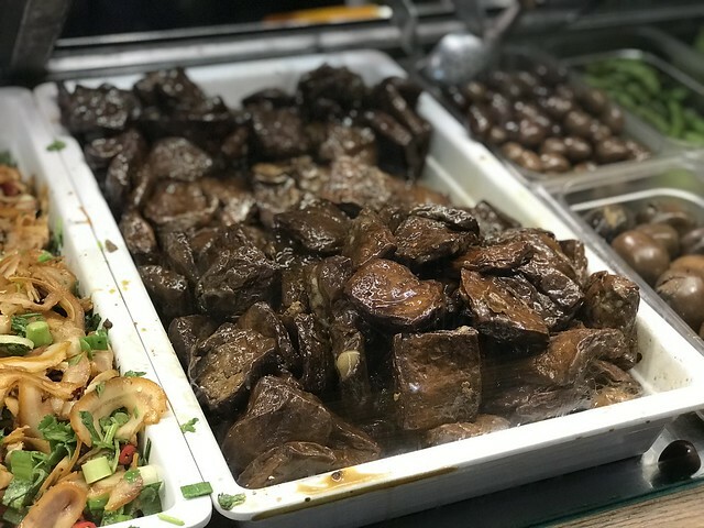 (板橋)新北耶誕歡樂城必吃!銅板價板橋滷味 濃稠芋頭粥、Q彈涼麵 通通只要銅板價就吃得到-島瓜