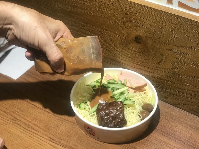 (板橋)新北耶誕歡樂城必吃!銅板價板橋滷味 濃稠芋頭粥、Q彈涼麵 通通只要銅板價就吃得到-島瓜