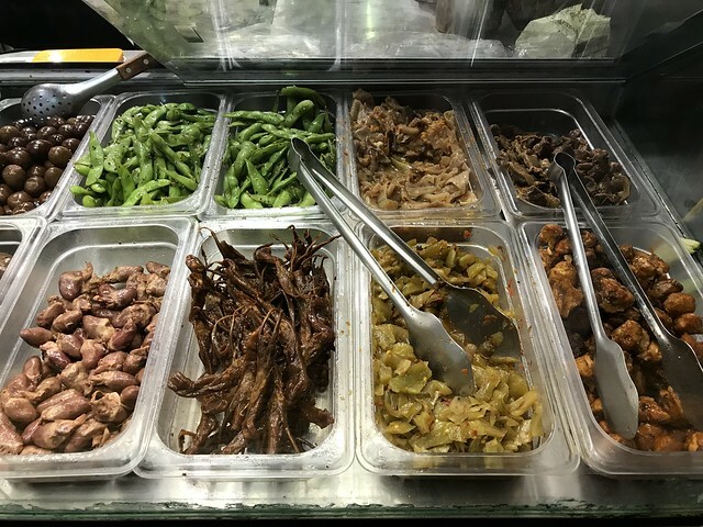 (板橋)新北耶誕歡樂城必吃!銅板價板橋滷味 濃稠芋頭粥、Q彈涼麵 通通只要銅板價就吃得到-島瓜