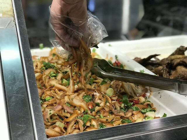 (板橋)新北耶誕歡樂城必吃!銅板價板橋滷味 濃稠芋頭粥、Q彈涼麵 通通只要銅板價就吃得到-島瓜