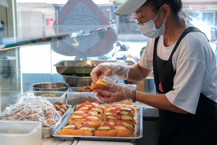 【台中美食】茶奶奶手作點心｜烏日・超人氣純手工銅板小吃，美味滿分的爆餡炸彈甜甜圈 ! - 肉依小姐吃什麼