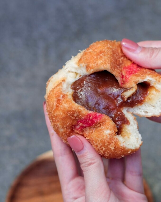 【台中美食】茶奶奶手作點心｜烏日・超人氣純手工銅板小吃，美味滿分的爆餡炸彈甜甜圈 ! - 肉依小姐吃什麼