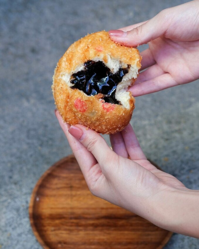【台中美食】茶奶奶手作點心｜烏日・超人氣純手工銅板小吃，美味滿分的爆餡炸彈甜甜圈 ! - 肉依小姐吃什麼