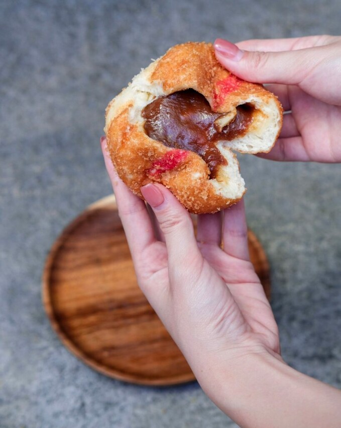 【台中美食】茶奶奶手作點心｜烏日・超人氣純手工銅板小吃，美味滿分的爆餡炸彈甜甜圈 ! - 肉依小姐吃什麼