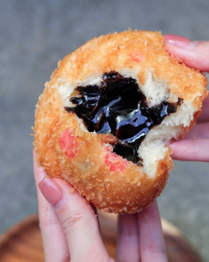 【台中美食】茶奶奶手作點心｜烏日・超人氣純手工銅板小吃，美味滿分的爆餡炸彈甜甜圈 ! - 肉依小姐吃什麼