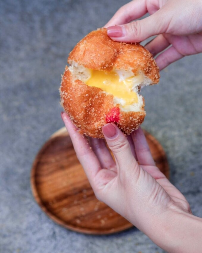 【台中美食】茶奶奶手作點心｜烏日・超人氣純手工銅板小吃，美味滿分的爆餡炸彈甜甜圈 ! - 肉依小姐吃什麼