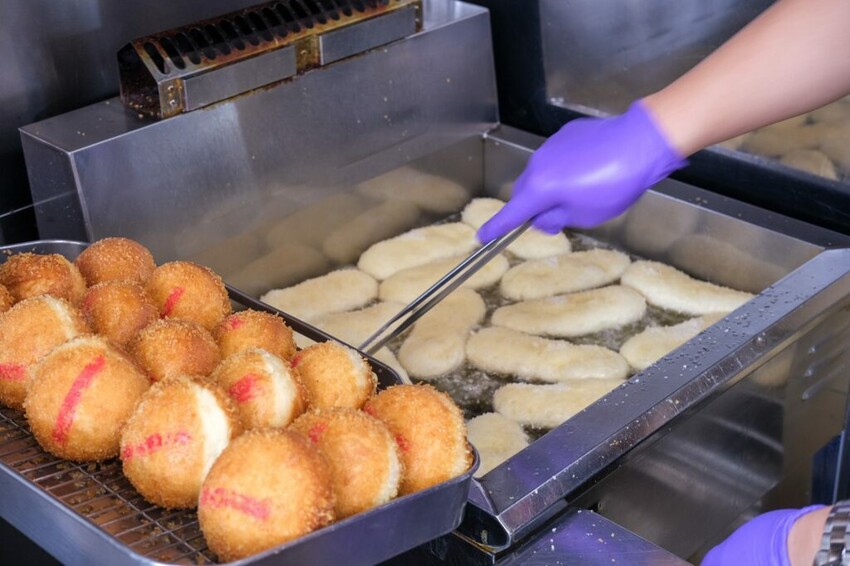 【台中美食】茶奶奶手作點心｜烏日・超人氣純手工銅板小吃，美味滿分的爆餡炸彈甜甜圈 ! - 肉依小姐吃什麼
