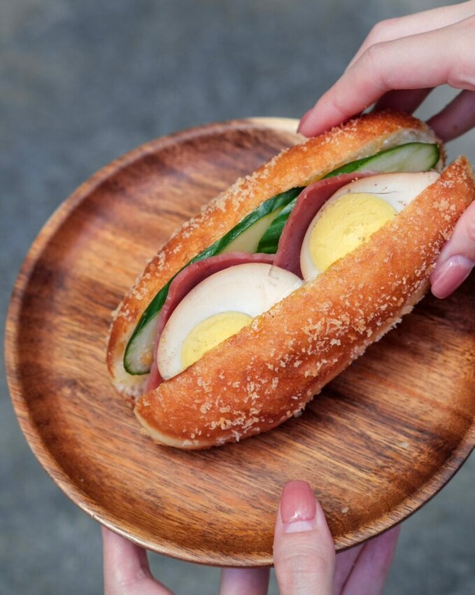 【台中美食】茶奶奶手作點心｜烏日・超人氣純手工銅板小吃，美味滿分的爆餡炸彈甜甜圈 ! - 肉依小姐吃什麼