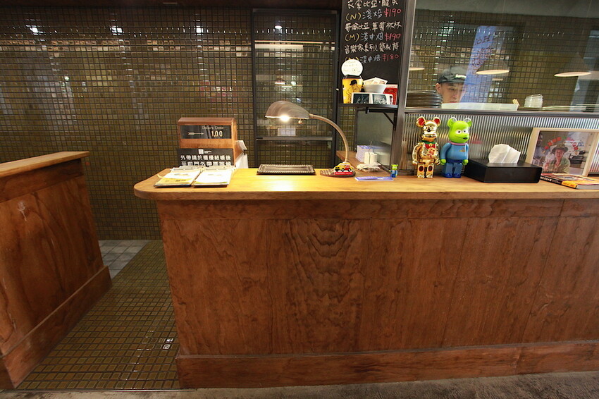 台南市中西區吃。台南美食|中西區。「StableNice BLDG.」隱身在巷弄裡超過半世紀老洋房改建超質感咖啡廳,本事空間製作