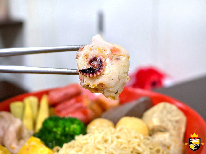 台南麻辣燙／獨家麻辣湯底x關東煮／麻辣鴨血豆腐每日限量／一開店就有客人上門／客製化辣度貼心服務／在地人晚餐宵夜最佳選擇／食材種類選擇多