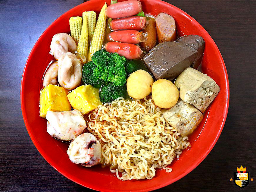 台南麻辣燙／獨家麻辣湯底x關東煮／麻辣鴨血豆腐每日限量／一開店就有客人上門／客製化辣度貼心服務／在地人晚餐宵夜最佳選擇／食材種類選擇多