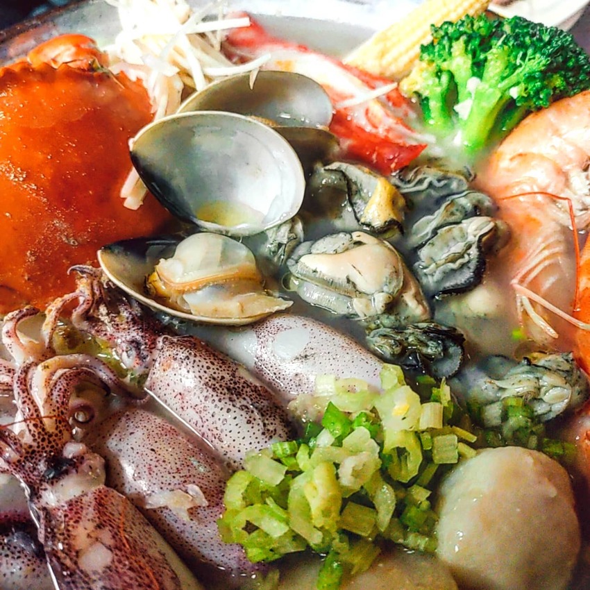 Taipei, Taiwan 艾里翁廚房/ 直接來一隻紅蟳🦀海鮮完全是給好給滿🈵整碗粥，讓人食指大動的新鮮海鮮粥，就在信義區的巷弄裡😳