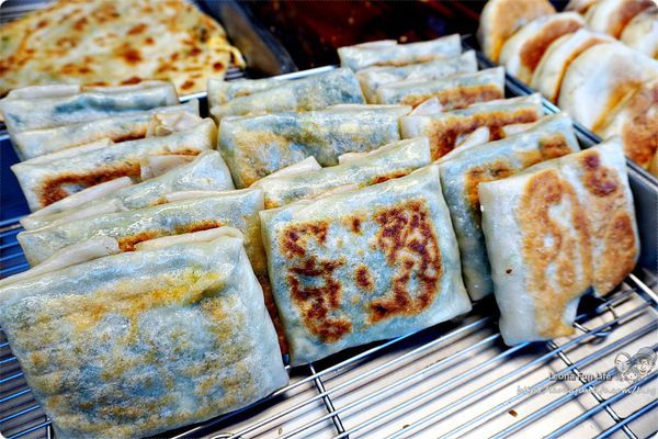 一中街銅板美食 下午茶點心月亮蝦餅 餡餅 韭菜盒子 傳統小吃 麵食 泰式料理 學生美食 平價 有間餅店DSC05487.JPG