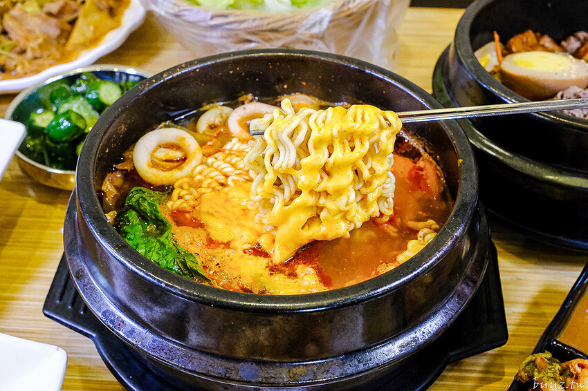 海鮮煎餅外酥內軟Q,石全石美老牌韓式料理,部隊鍋澎湃食材,韓國泡麵牽絲起司好誘人!