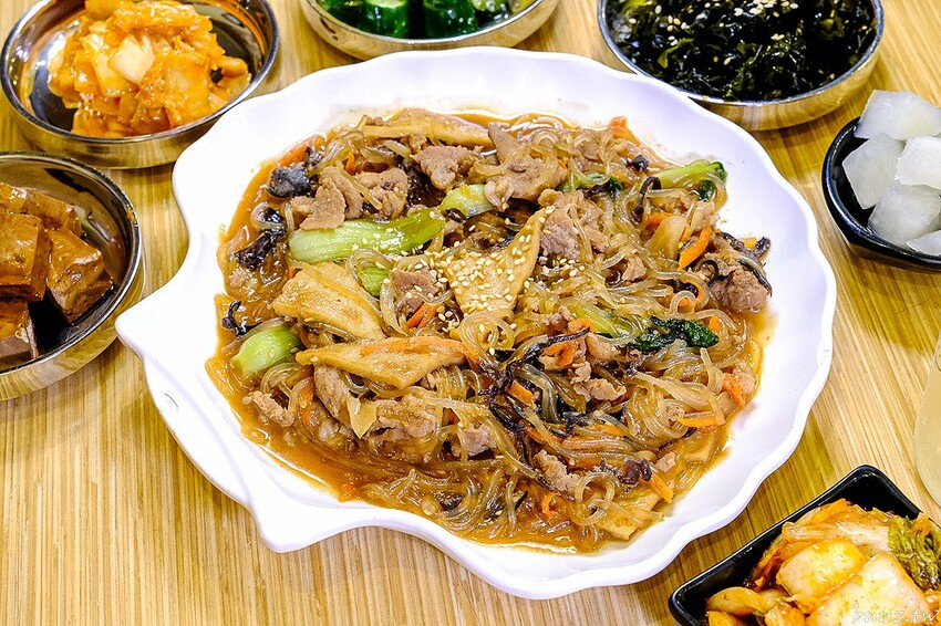 海鮮煎餅外酥內軟Q,石全石美老牌韓式料理,部隊鍋澎湃食材,韓國泡麵牽絲起司好誘人!