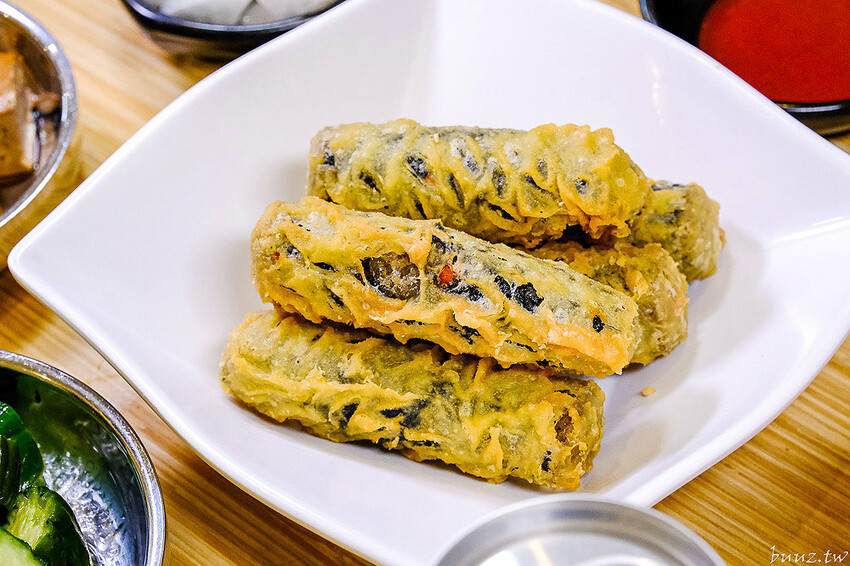 海鮮煎餅外酥內軟Q,石全石美老牌韓式料理,部隊鍋澎湃食材,韓國泡麵牽絲起司好誘人!