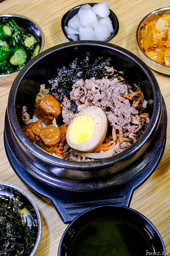 海鮮煎餅外酥內軟Q,石全石美老牌韓式料理,部隊鍋澎湃食材,韓國泡麵牽絲起司好誘人!