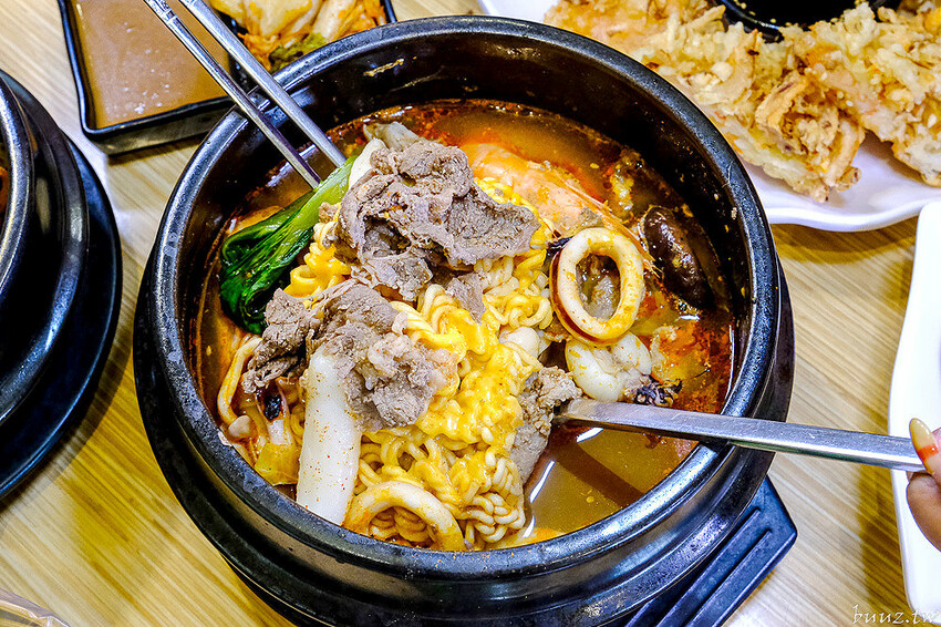 海鮮煎餅外酥內軟Q,石全石美老牌韓式料理,部隊鍋澎湃食材,韓國泡麵牽絲起司好誘人!