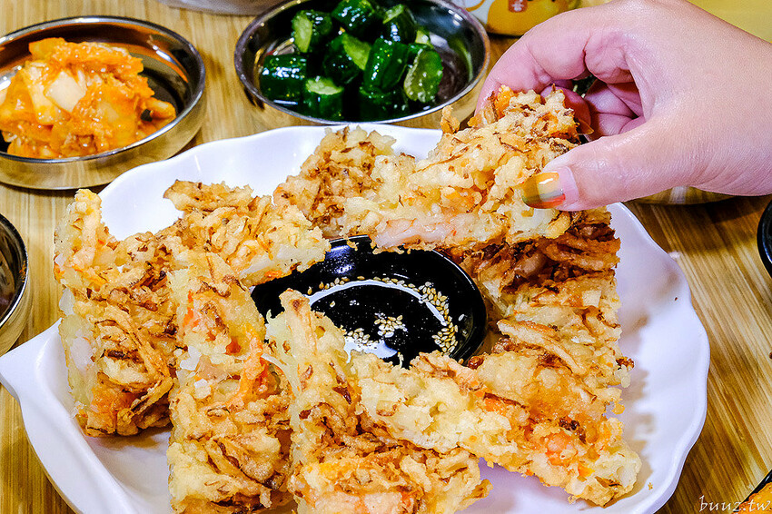海鮮煎餅外酥內軟Q,石全石美老牌韓式料理,部隊鍋澎湃食材,韓國泡麵牽絲起司好誘人!