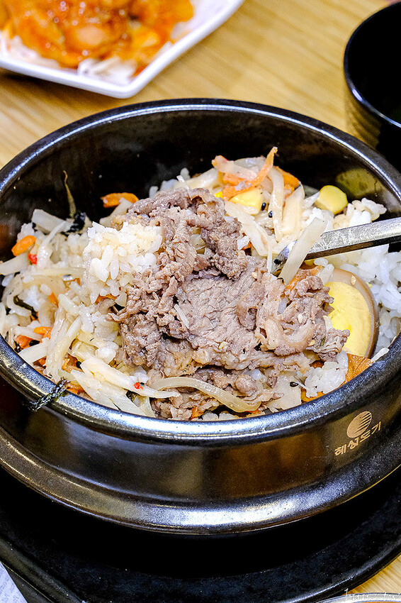 海鮮煎餅外酥內軟Q,石全石美老牌韓式料理,部隊鍋澎湃食材,韓國泡麵牽絲起司好誘人!